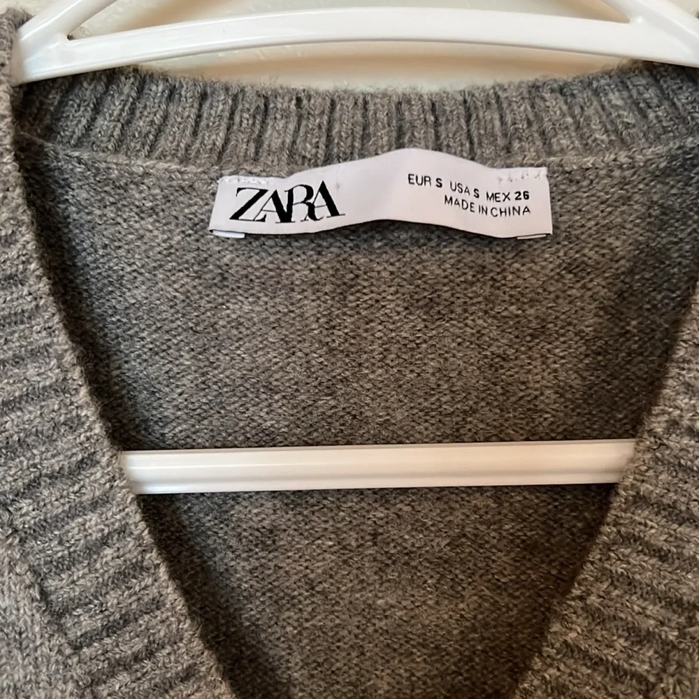 Zara Women's Gray V-Neck Knit Sweater Vest - Picture 2 of 4